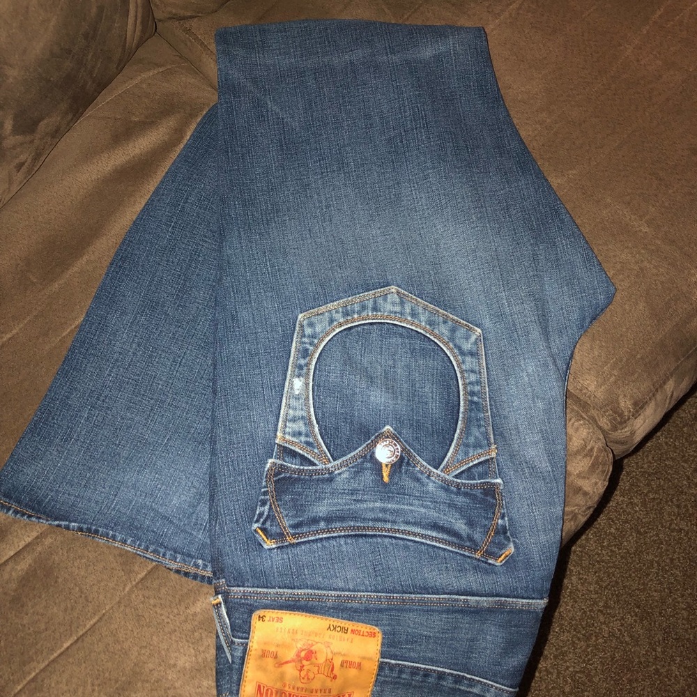 Men True Religion “Ricky” distressed jeans👌🏾